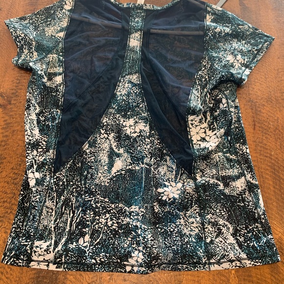 Lululemon t shirt NWOT - Picture 2 of 3